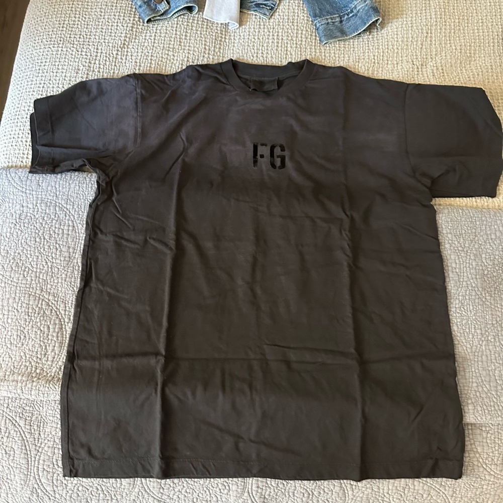Fear of god t shiet sz l